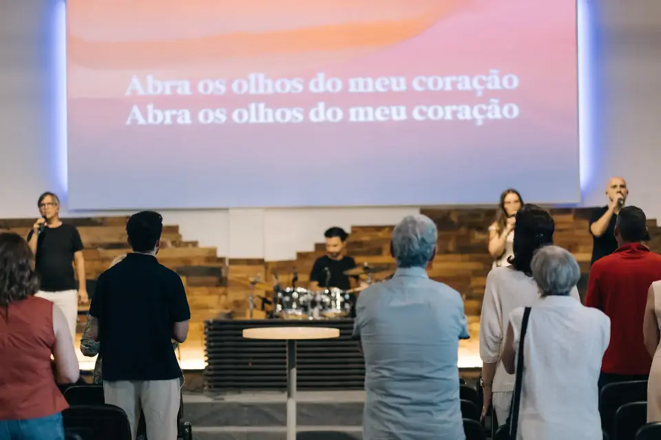 Louvor durante uma reunião de sábado