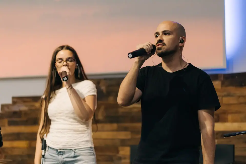 Dois cantores a liderar o louvor